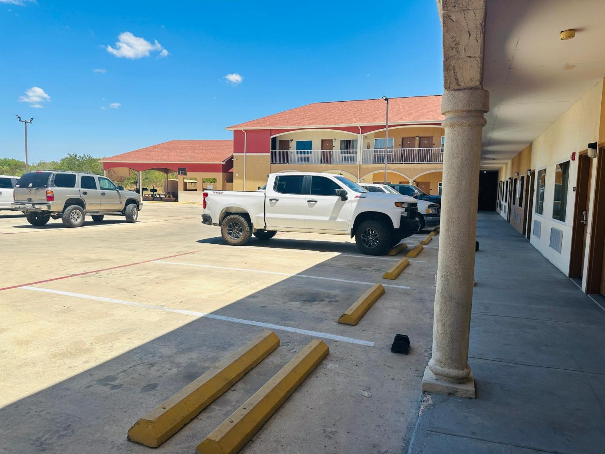 Executive Inn & Suites Floresville エクステリア 写真