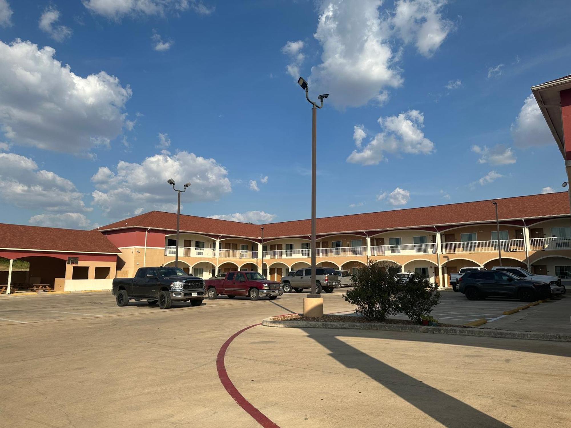 Executive Inn & Suites Floresville エクステリア 写真