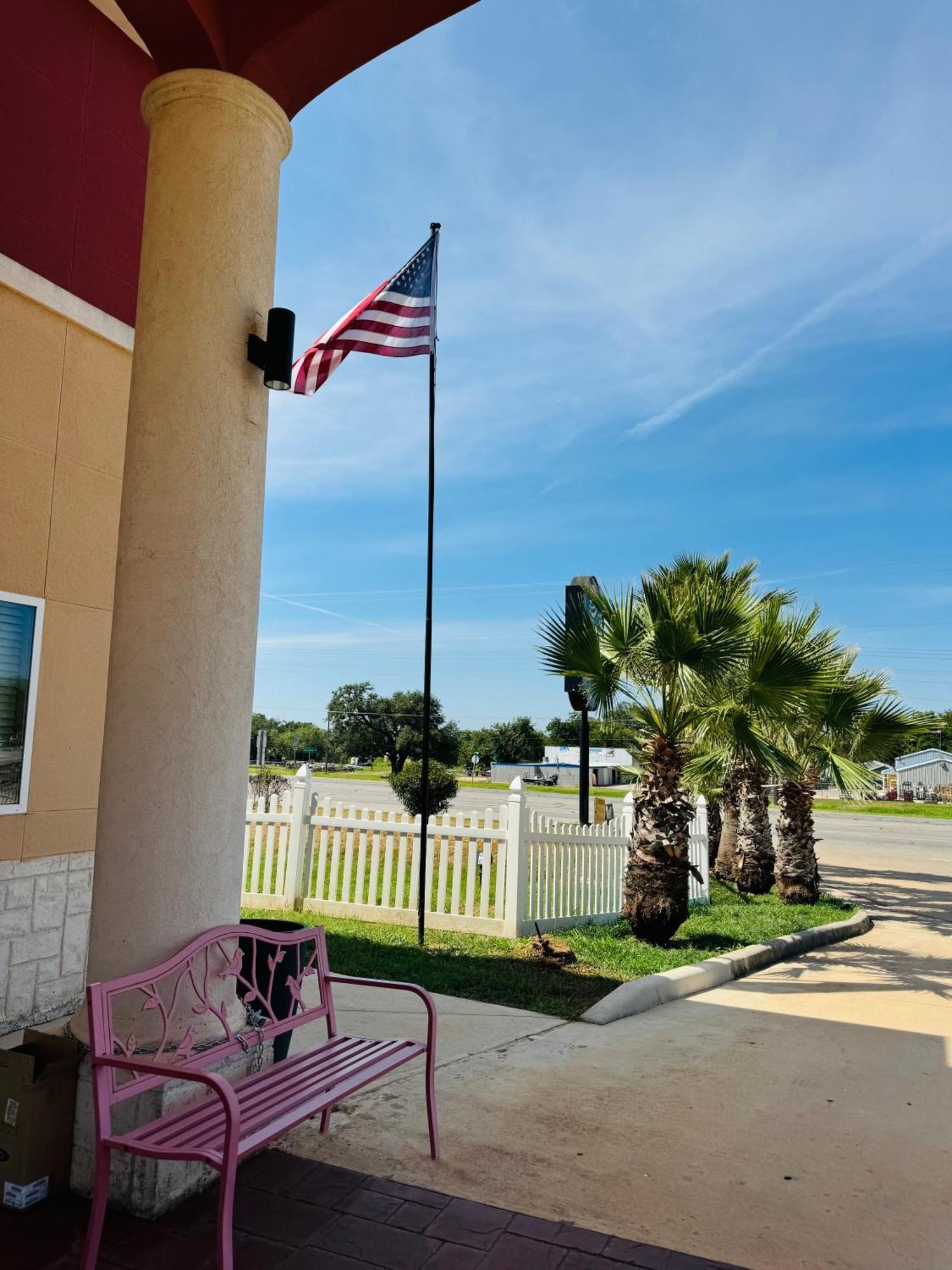 Executive Inn & Suites Floresville エクステリア 写真