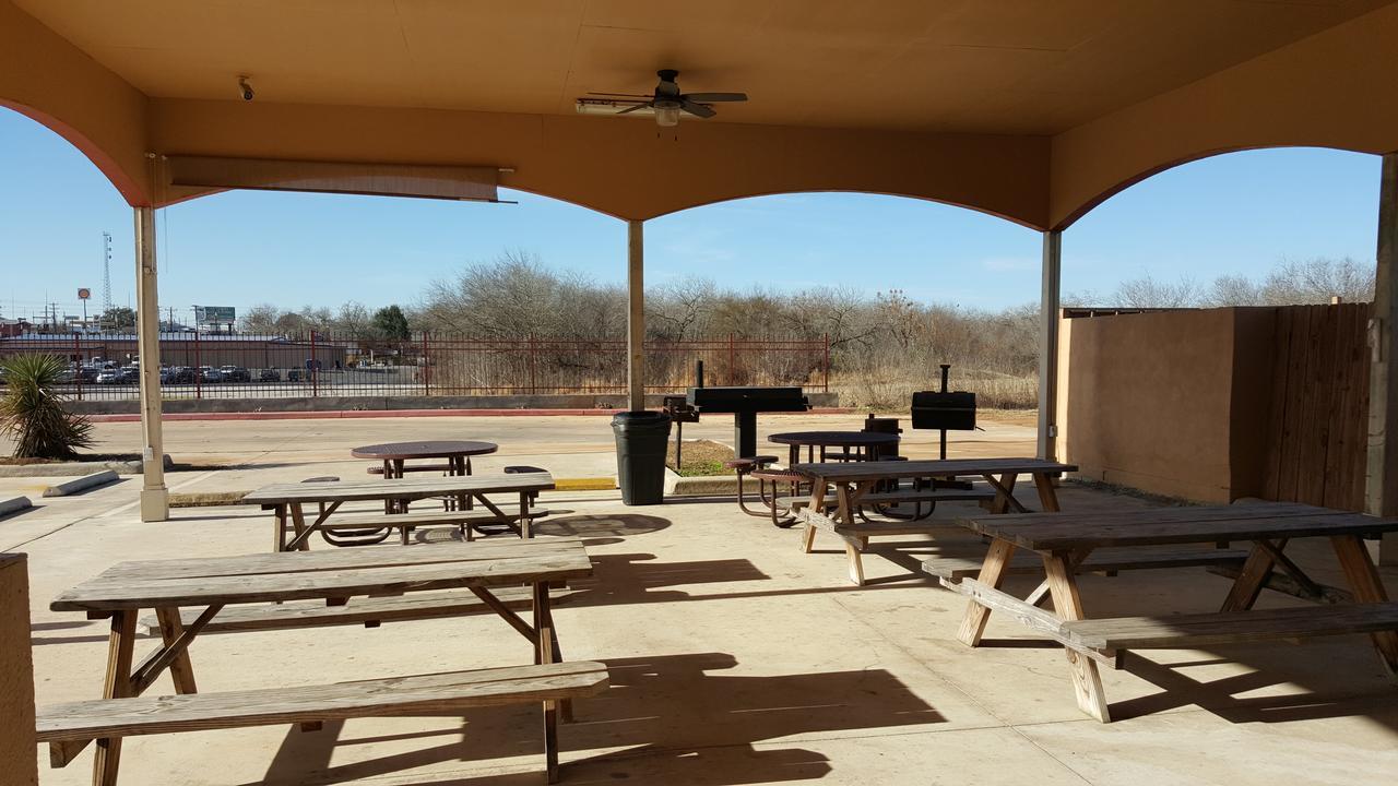 Executive Inn & Suites Floresville エクステリア 写真