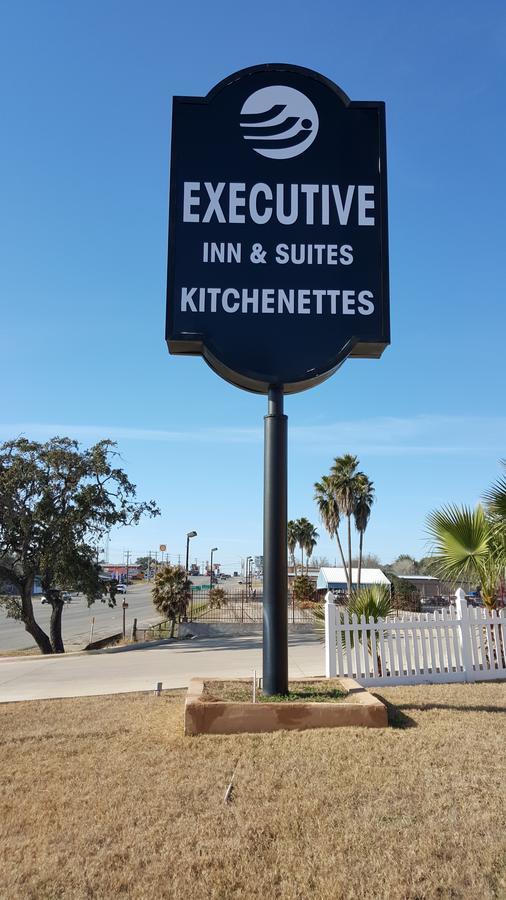 Executive Inn & Suites Floresville エクステリア 写真